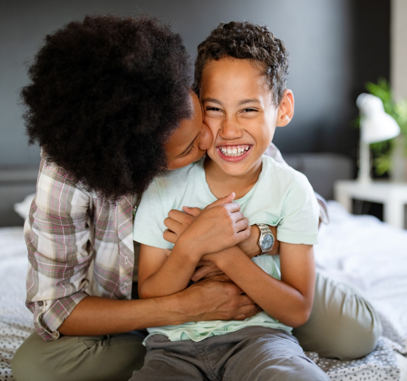 A happy african-american mother having fun with her child Une mère afro-américaine heureuse jouant avec son enfant