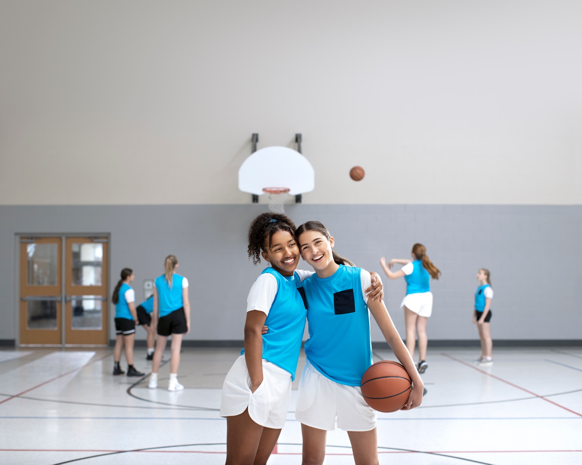 Meninas adolescentes em uma quadra de basquete