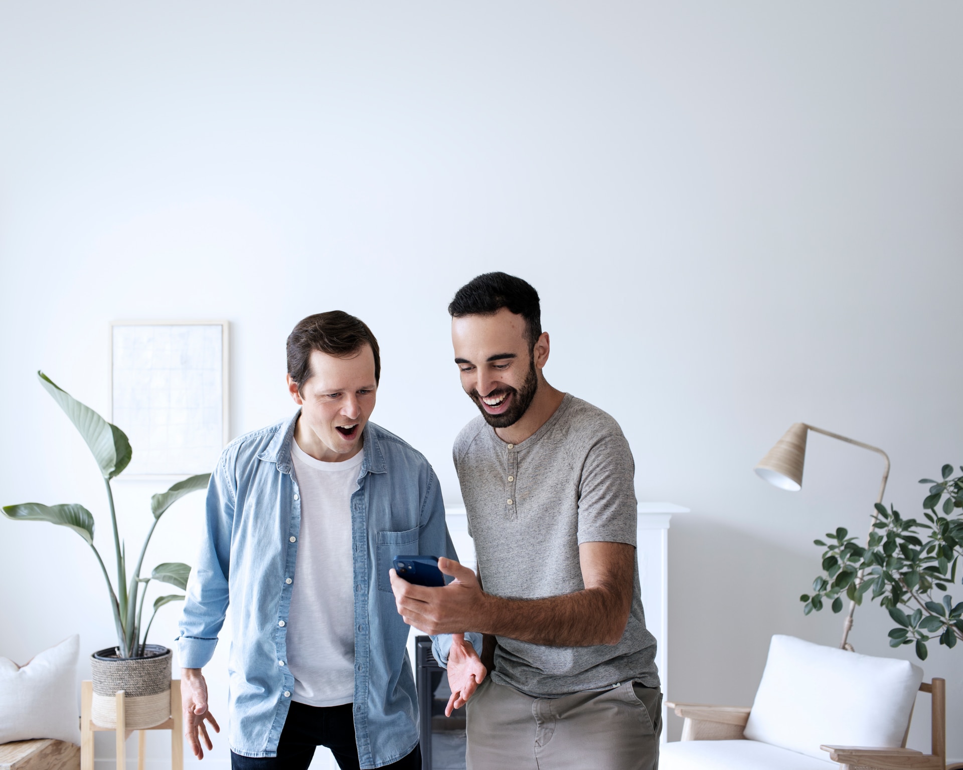 Dois homens olhando para smartphone