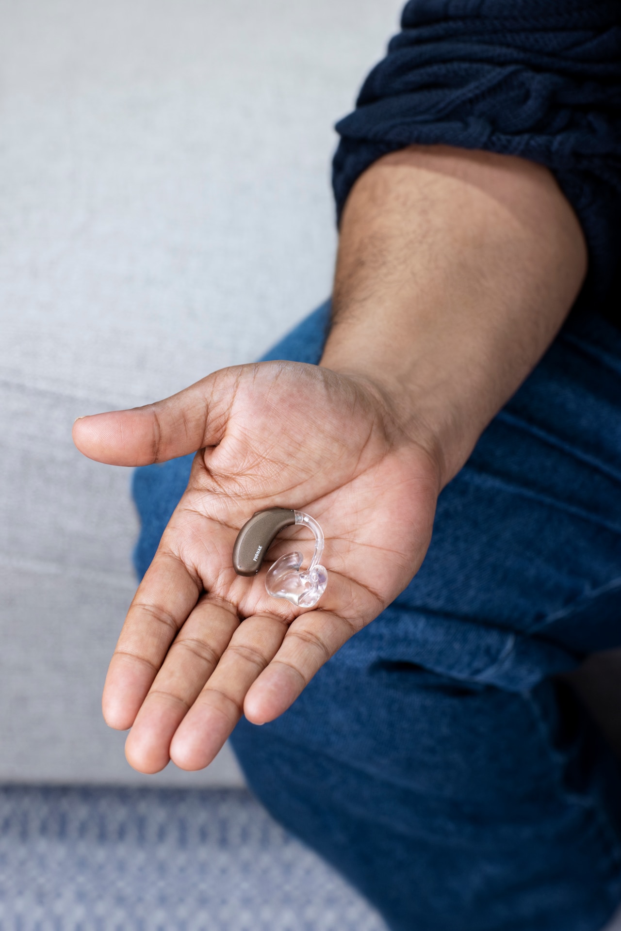 Phonak Naída L PR na mão de um homem