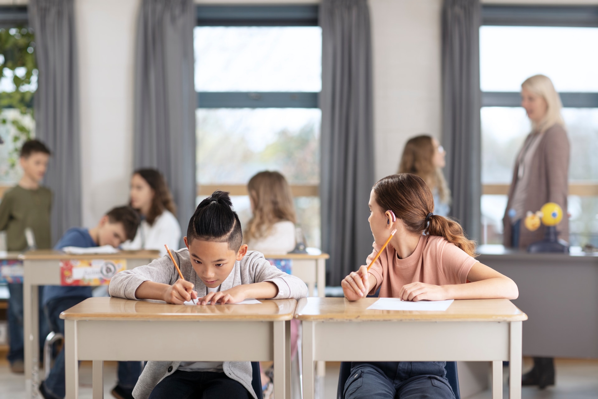 Estudantes na sala de aula sentados nas carteiras