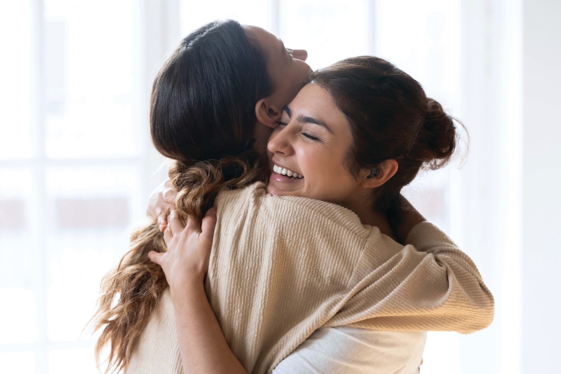 Virto M, duas amigas se abraçando