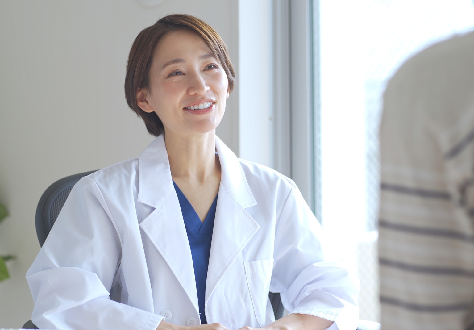 Japanese female medical worker examining a patient; Shutterstock ID 2120957261; purchase_order: -; job: -; client: -; other: -