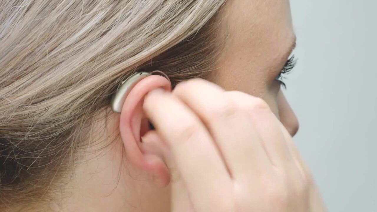 Putting Phonak Audéo with SlimTip on the ear