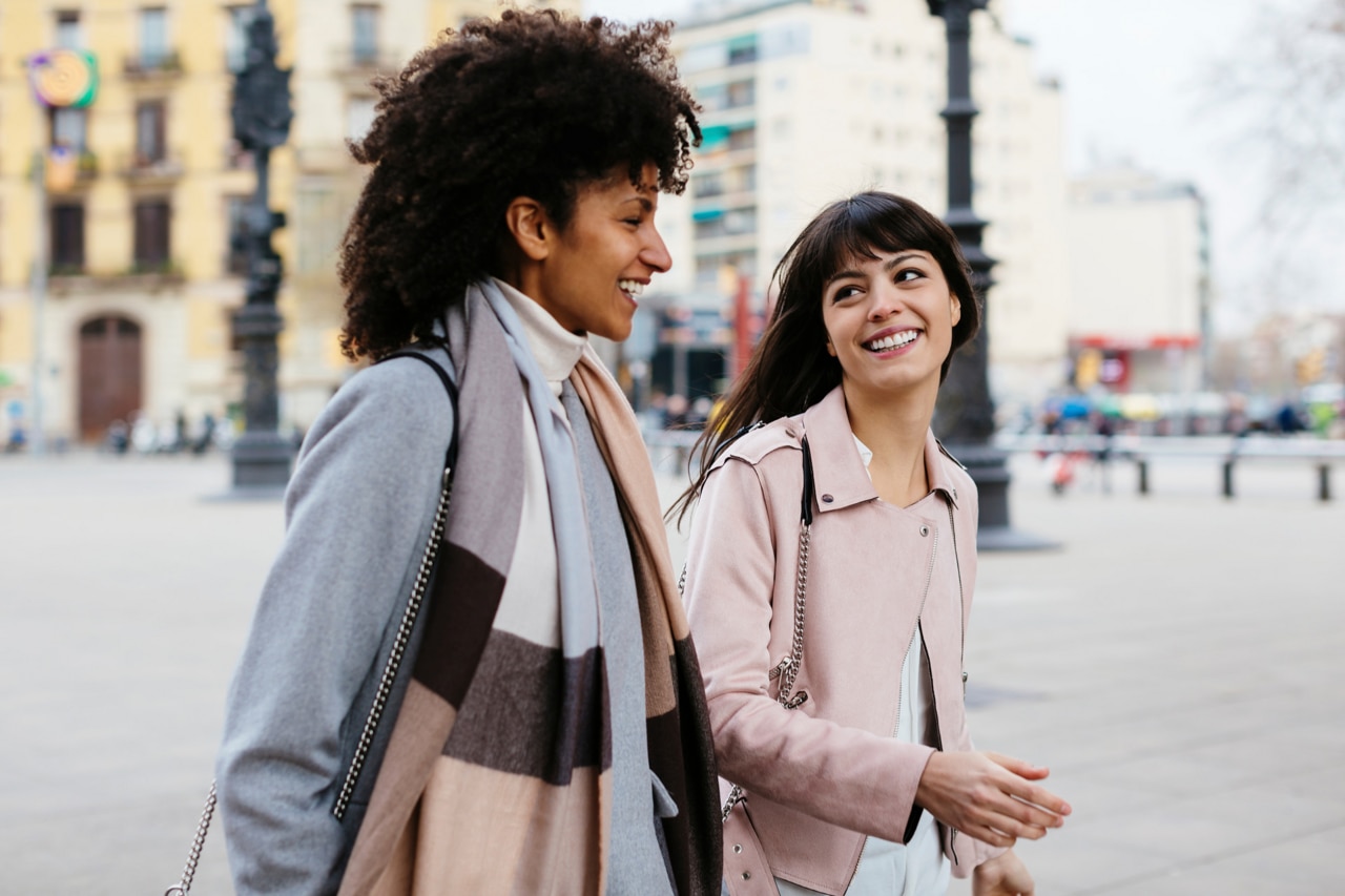 Duas mulheres caminhando e conversando em Barcelona.