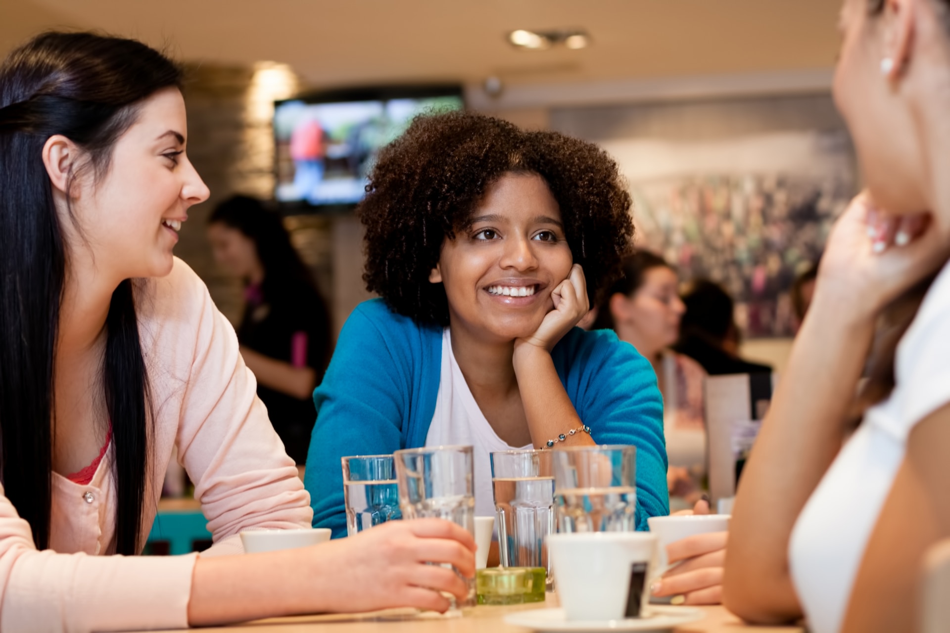 teenagers girls in cafe chatting in cafe, leisure activities; Shutterstock ID 136653842; Cost assignment TYPE. (options: Cost Center / PO / Project No): 4700550; Number of Cost Center or PO or Project Number? Example: 654234: 600028; Sonova Brand: Phonak